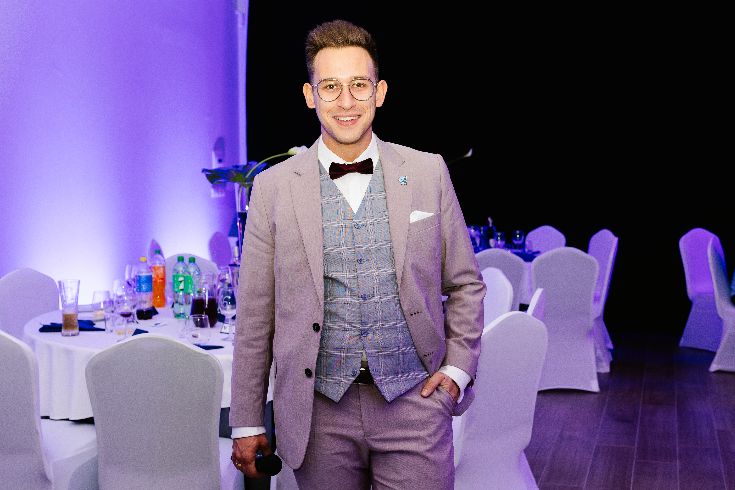 Bartosz Pietruszka jako konferansjer na eleganckiej gali firmowej w Szczecinie