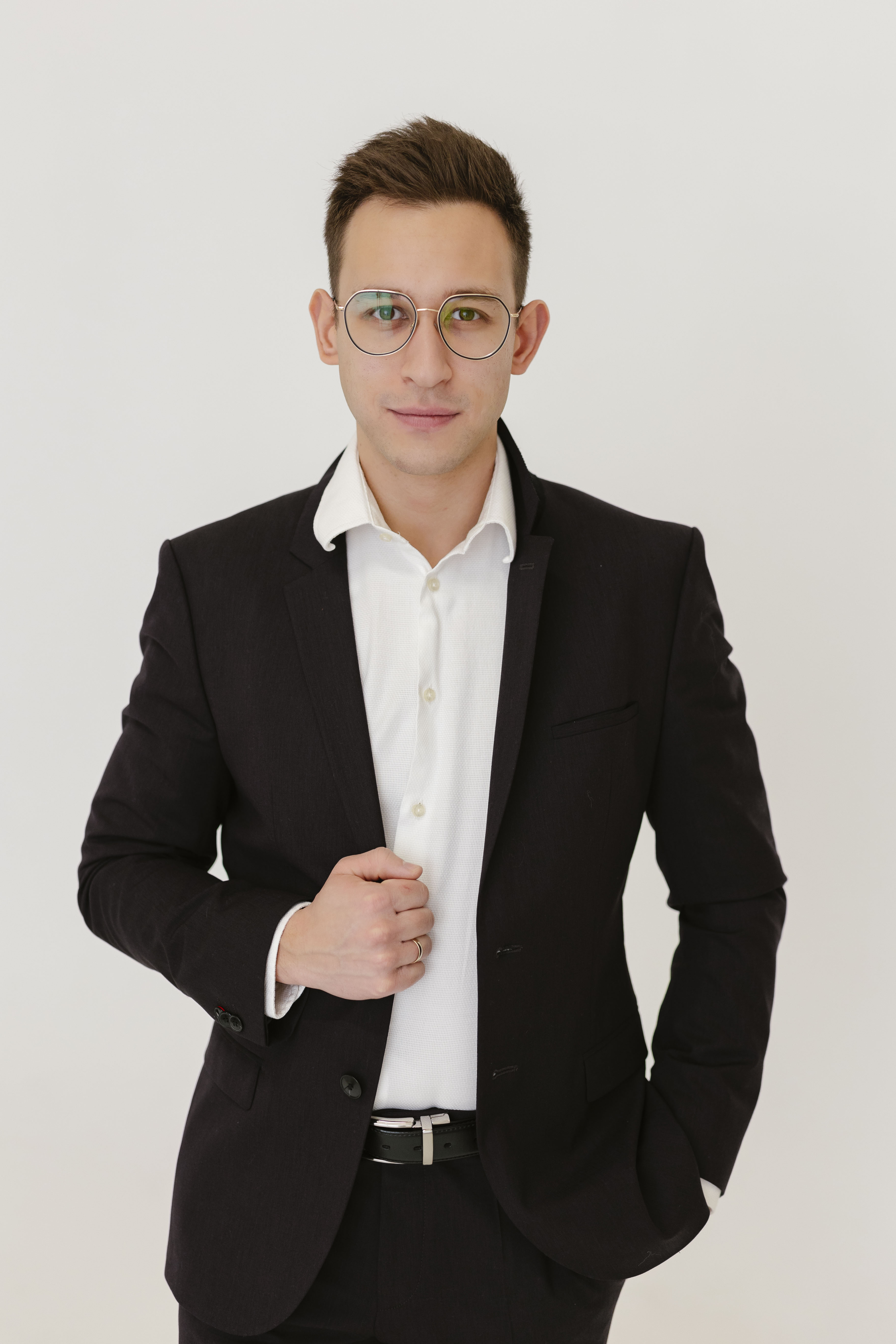 Bartosz Pietruszka, profesjonalny konferansjer i lektor ze Szczecina - zdjęcie portretowe